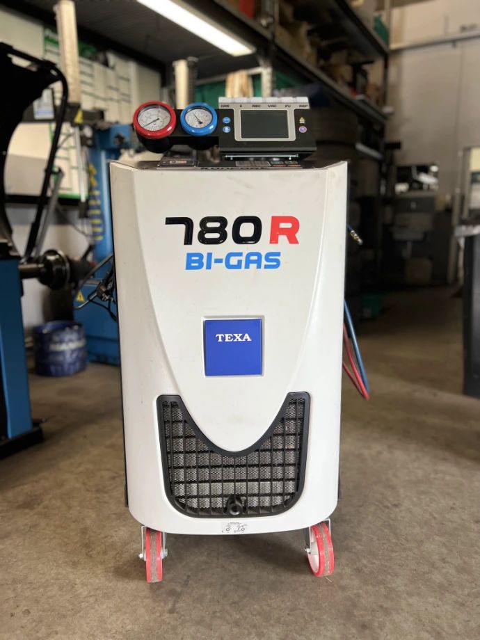 Klimaservicegerät TEXA 780R BI-GAS in der Werkstatt