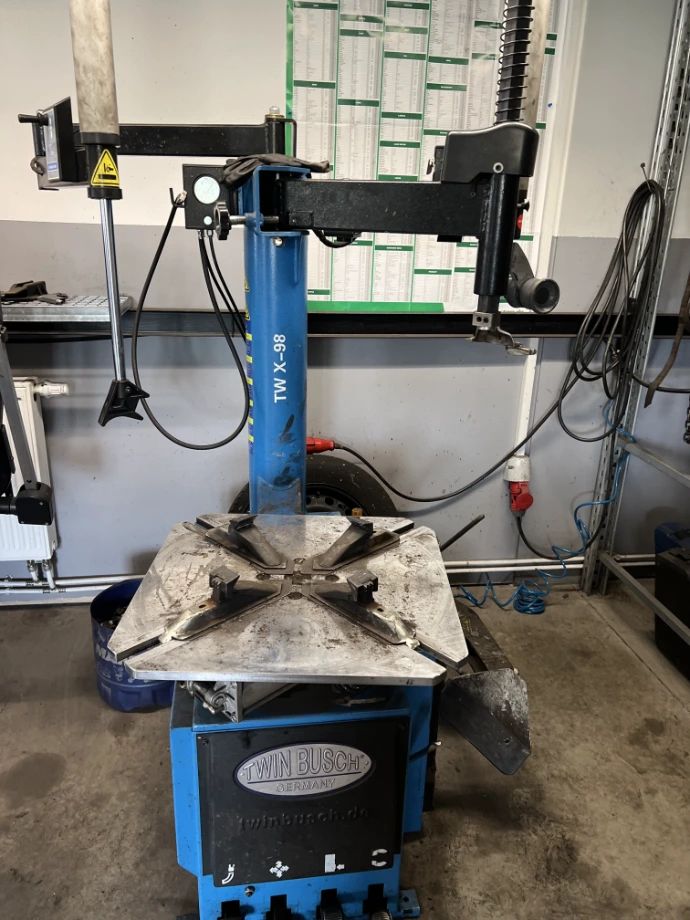 Reifenmontiermaschine in der Werkstatt von Menzel Fahrzeugtechnik