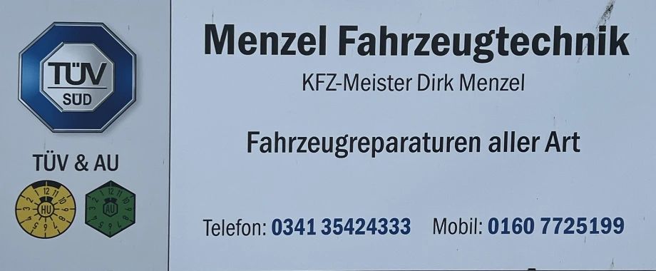 Werkstattschild von Menzel Fahrzeugtechnik mit dem Logo von TÜV SÜD und dem Hinweis TÜV und AU